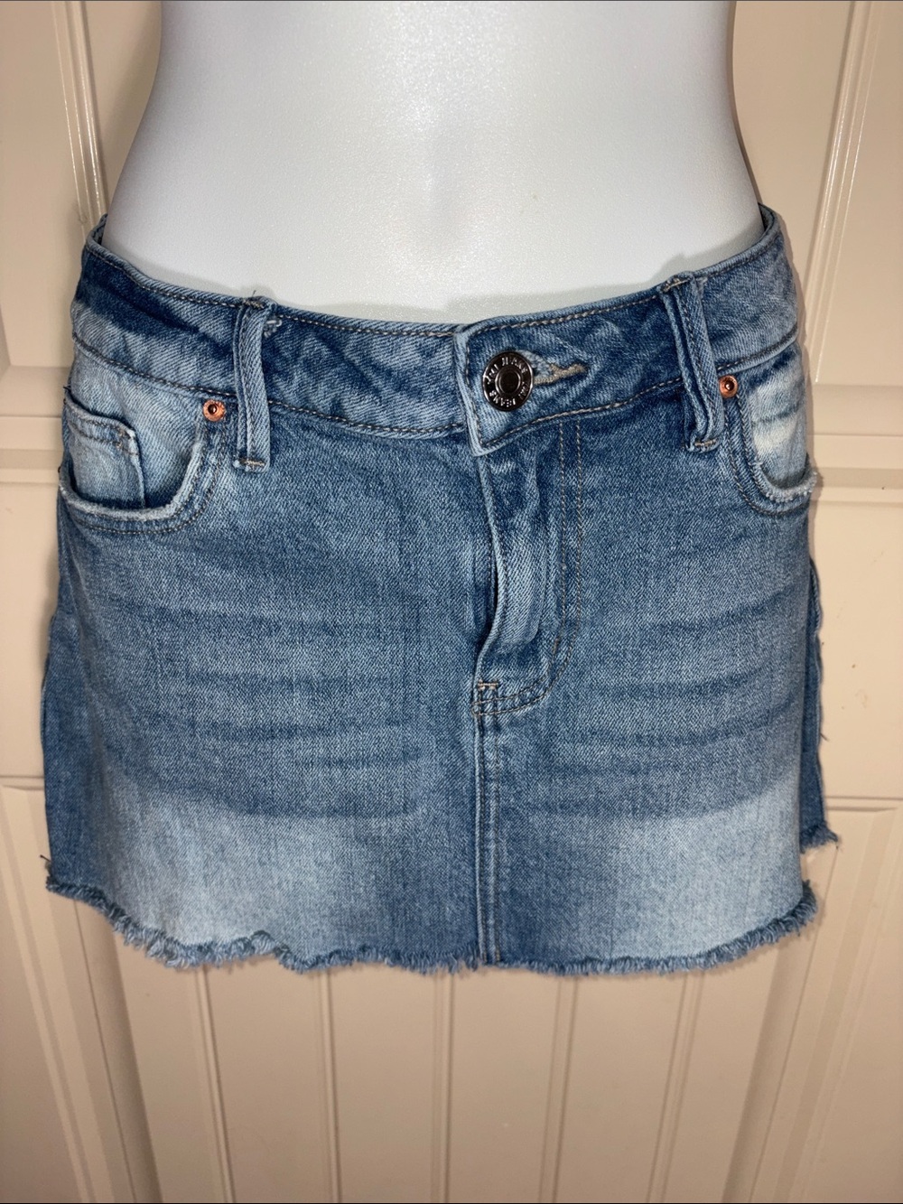 YMI Classic Distressed Mini Skirt Juniors 7/28 EUC